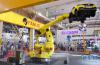 一款超大机器人整车搬运系统在机器人大会上演示（8月15日摄）。