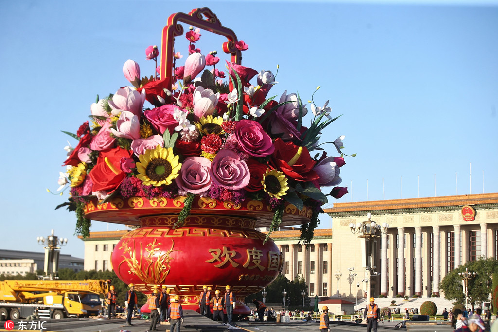 北京天安门广场国庆巨型花篮主体部分完工