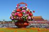今天上午，天安门广场中心布置的“祝福祖国”巨型花篮组装完成，展现在游客面前。人民网尹星云 摄