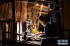 在江苏南京市云锦博物馆，一名织工在编织云锦（9月26日摄）。 新华社记者 李响 摄