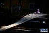 在江苏南京市云锦博物馆，一名织工在展示云锦编织中的提花技艺（9月26日摄）。新华社记者 李响 摄