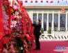 9月30日上午，党和国家领导人习近平、李克强、栗战书、汪洋、王沪宁、赵乐际、韩正、王岐山等来到北京天安门广场，出席烈士纪念日向人民英雄敬献花篮仪式。这是习近平整理花篮上的缎带。 新华社记者谢环驰摄