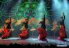 10月8日，越南演员在河内举办的国际木偶节上表演。 新华社发 吴明进 摄