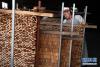 12月13日，工人在泾县一家木梳企业内整理木梳原料板。 新华社记者 刘军喜 摄