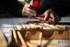 12月13日，工人在泾县一家木梳企业内加工手工木梳。 新华社记者 刘军喜 摄