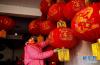 12月23日，在河北省石家庄市藁城区屯头村，一家宫灯商户在展示制作好的宫灯。　　新华社发(陈其保 摄)