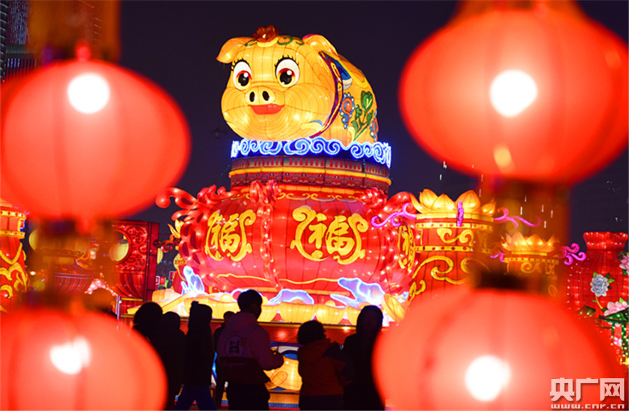 乌鲁木齐：冰天雪地看灯盏，流光溢彩迎新年