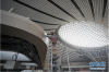 在北京大兴国际机场主航站楼内，施工人员在进行装饰装修工作。新华社记者 鞠焕宗 摄 图片来源：新华网
