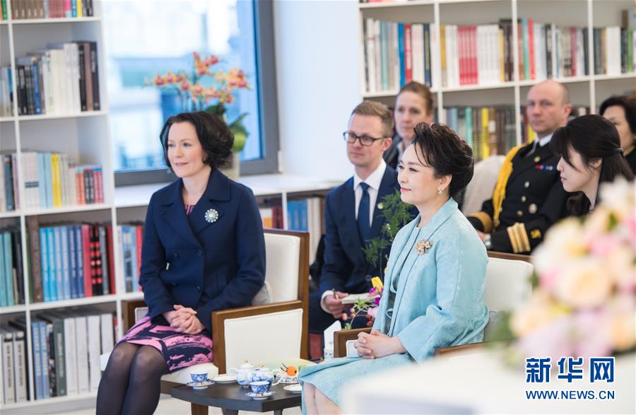 彭丽媛同芬兰总统夫人豪吉欧欣赏音乐诗会