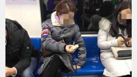 “地铁凤爪女”被北京警方行政拘留