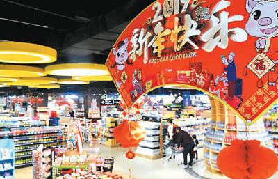　1月14日，消费者在河南郑州中大门保税直购体验中心购物。  新华社记者 李嘉南摄