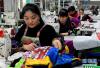 2月20日，莆田一家电子商务有限公司的工人在生产外销个性化定制服装。
