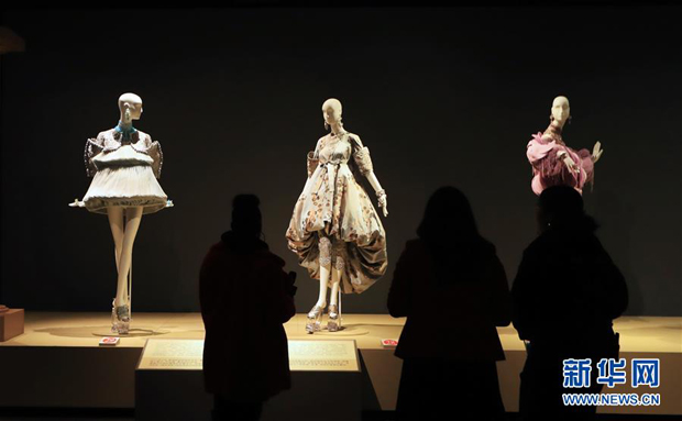 这是3月7日在美国加利福尼亚州圣安娜市宝尔博物馆“郭培：超越时装”艺术展媒体预展上拍摄的郭培的设计作品。 新华社记者 李颖 摄