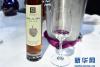 3月17日，在德国杜塞尔多夫国际葡萄酒和烈酒展览会上，中国荔枝酒生产商广东祯州集团有限公司展台展示一款荔枝冰酒。