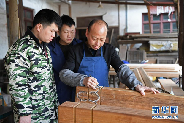 在江西省婺源县江湾镇汪口村，俞友鸿在查看一处年久失修的古建筑（3月19日摄）。