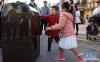 4月1日，小游客们触摸会说话的移动回收站“小推”。 新华社记者方喆摄