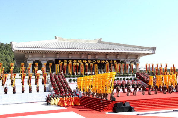 演员在公祭轩辕黄帝典礼上表演黄帝祭典乐舞告祭。（中国日报记者 火炎 摄） 