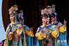 5月8日，在北京老舍茶馆，小学生在表演京剧《霸王别姬》选段。新华社记者 赵琬微 摄