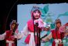 5月8日，在北京老舍茶馆，小学生京剧爱好者在表演中。 新华社记者 赵琬微 摄