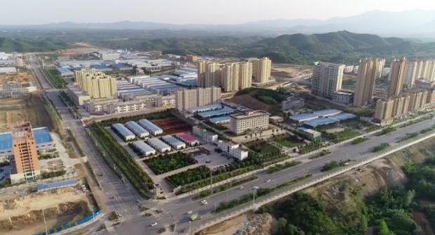 斯地毯世界闻名,但是你知道吗?大部分来自中国河南一个小小的县城南召。真丝的波斯地毯都是按平方英尺销售的,一平方英尺也就一张A3纸大小,能卖到1800美元,而南召县,被称为世界波斯地毯的生产之都。 这里的织女被称为“3D打印机”她们的作品销售到了30多个国家 织女经纪人是南召县特有的职业,就是把贸易商和工厂手中的外贸订单,分发给织女,再把织好的成品地毯送到贸易商手中,从中赚取差价。曾经南召县家家户户编织地毯,做出口。织女经纪人胡延召曾经管理过1500多名织女。