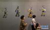 6月8日，在山西省侯马市晋国古都博物馆，市民在观看皮影展览。新华社发（乔晋春摄）
