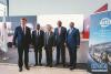 7月13日，亚投行行长金立群（中）与新加入亚投行的贝宁（左二）、吉布提（右二）和卢旺达（右一）代表合影。 新华社记者 张铖 摄