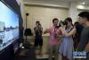 　7月16日，人们用虚拟现实设备体验“全景故宫”。新华社记者 金良快 摄
