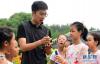 　　8月7日，长春公园绿化技术员为学生讲解植物的扦插繁殖。新华社记者 林宏 摄