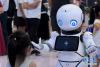 在重庆高新区展台，智能交互机器人张开双臂，欢迎观展的小朋友。新华网 李相博 摄