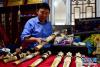 11月17日，芒擦藏刀匠人更求彭措在摆放制作好的藏刀。新华社记者 张龙 摄