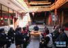 这是1月19日下午，习近平来到腾冲市清水乡三家村中寨司莫拉佤族村看望乡亲们，走进村民家中了解脱贫攻坚情况，并向大家送上新春祝福。 新华社记者 鞠鹏 摄