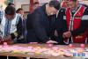 这是1月19日下午，习近平来到腾冲市清水乡三家村中寨司莫拉佤族村看望乡亲们，走进村民家中了解脱贫攻坚情况，并向大家送上新春祝福。 新华社记者 鞠鹏 摄