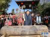 这是1月19日下午，习近平来到腾冲市清水乡三家村中寨司莫拉佤族村看望乡亲们，走进村民家中了解脱贫攻坚情况，并向大家送上新春祝福。 新华社记者 鞠鹏 摄