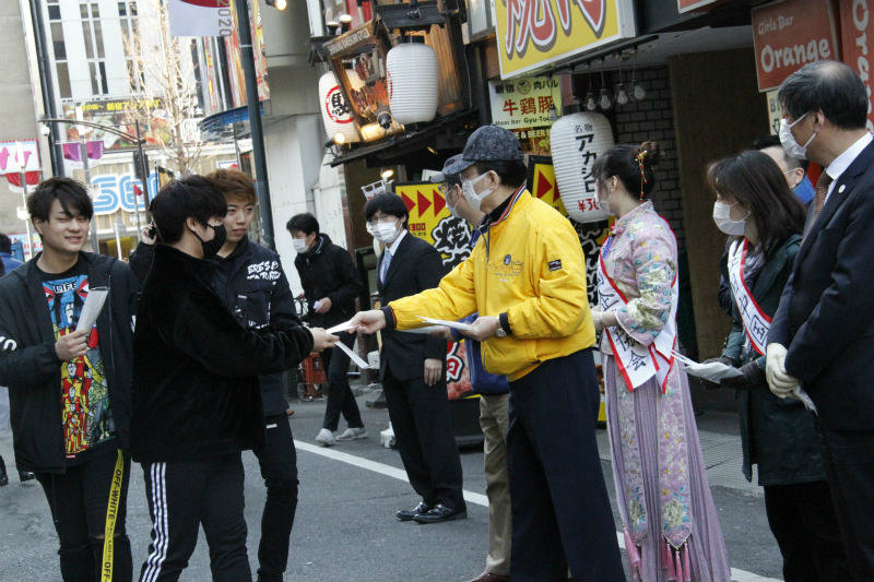 东京街头暖心一幕 在日中企协和黑龙江同乡会免费分发口罩