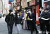 2月24日,在日中国企业协会和在日黑龙江省同乡会在东京街头为日本人免费分发口罩