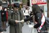 2月24日,在日中国企业协会和在日黑龙江省同乡会在东京街头为日本人免费分发口罩