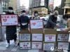 日前,在日华人在名古屋街头为日本捐赠口罩，传递爱心。（图片来自网络）