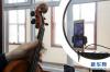 　4月19日，北京华东乐器有限公司工作人员在直播中展示小提琴细节。新华社记者 任超 摄