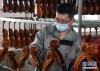 　4月19日，工作人员在北京华东乐器有限公司提琴装配车间整理待装配的提琴。新华社记者 任超 摄