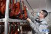 　4月19日，工作人员在北京华东乐器有限公司提琴装配车间整理装配好的小提琴。 新华社记者 任超 摄