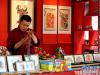 4月23日，在西安大唐不夜城步行街一家民俗产品商店，工作人员整理货品。 新华社记者 张博文 摄