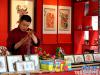 4月23日，在西安大唐不夜城步行街一家民俗产品商店，工作人员整理货品。 新华社记者 张博文 摄
