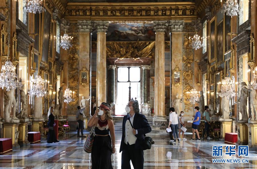 　5月23日，在意大利首都罗马，人们戴着口罩在科隆纳宫参观。  国家品牌网