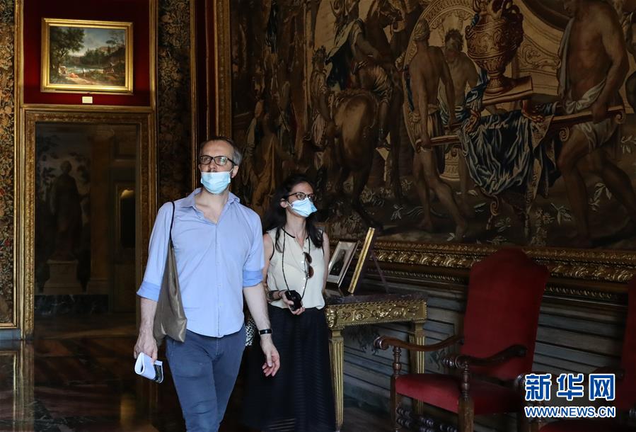5月23日，在意大利首都罗马，一名女孩戴着口罩在科隆纳宫参观。新华社记者程婷婷摄 国家品牌网