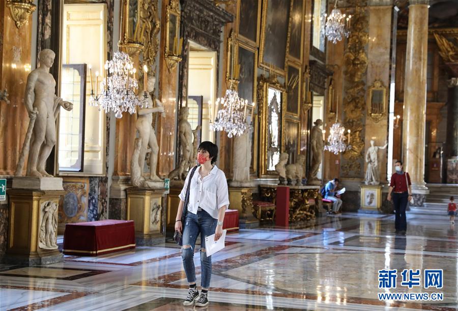 　5月23日，在意大利首都罗马，一名女子戴着口罩在科隆纳宫参观。新华社记者程婷婷摄  国家品牌网