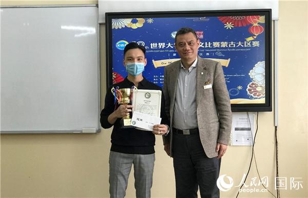 5月28日,陈霜(右)参赞为大学生组一等奖选手古义格颁奖。
