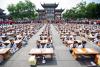 8月31日，南京夫子庙小学一年级新生在夫子庙广场参加“开笔礼”。 苏阳 摄
