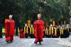 9月28日，参加庚子年祭孔大典的嘉宾步入曲阜孔庙。新华社记者 郭绪雷摄