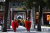 9月28日，参加庚子年祭孔大典的嘉宾步入曲阜孔庙。新华社记者 郭绪雷摄