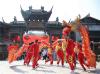 10月2日，演员在江苏镇江句容市宝华山国家森林公园内表演舞龙。